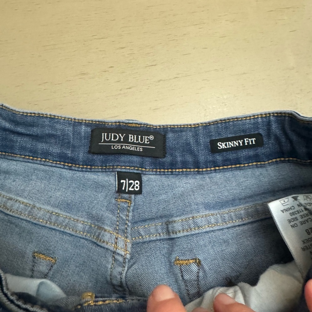 Judy Blue Light Wash skinny tulip hem Jeans size 7 or 28 EUC - Picture 5 of 9